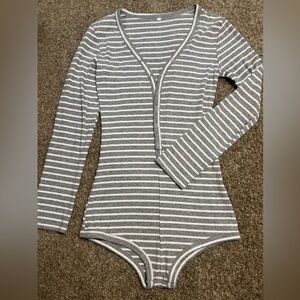 🌻Gray and White Striped Long Sleeve Bodysuit🌻